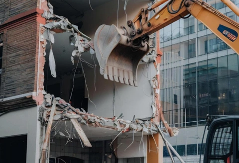 Safe Demo Dallas demolition equipment breaking down commercial property for site redevelopment