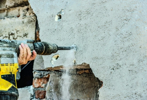 Safe Demo Dallas worker performing precise concrete cutting for structural removal